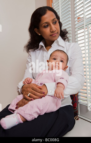 Indian mother holding baby Banque D'Images