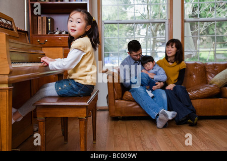 Korean girl playing piano Banque D'Images