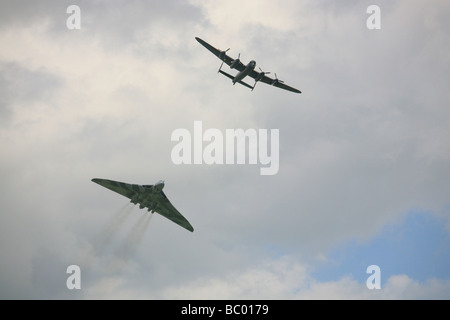 Formation de l'Avro Lancaster BBMF et le dernier état de navigabilité, Vuilcan au RAF Waddington Air Show en 2008. Banque D'Images