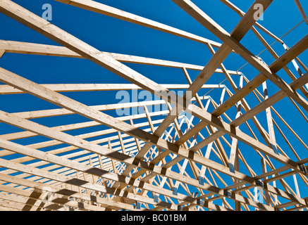 Fermes de toit préfabriquées sur le chantier de construction de logements - Indre-et-Loire, France. Banque D'Images