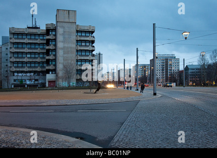 Vue depuis la Postplatz bâtiments en béton Schweriner Strasse Banque D'Images