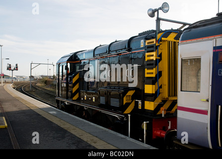 Locomotive classe 08 08788 shuntant le Caledonian sleeper train à la gare d'Inverness Ecosse Banque D'Images