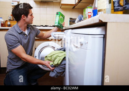 Jeune homme faisant le lavage Banque D'Images