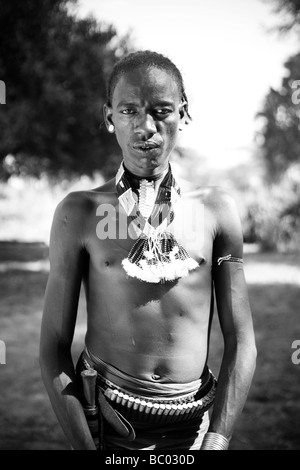 Le portrait d'un homme vêtu de l'Éthiopie en vêtements traditionnels dans le village Hamer. Banque D'Images