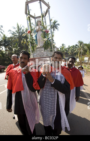 Prêtre Goan porter Notre Dame sur silver chariot pour Cathédrale Saint-alex. Goa, Inde. Banque D'Images