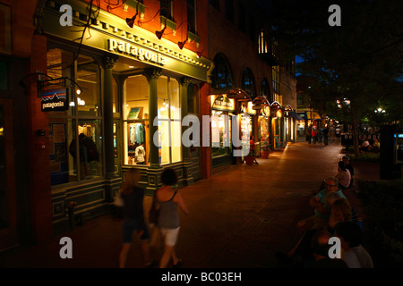 Pearl Street Mall de nuit au centre-ville de Boulder, CO. Banque D'Images