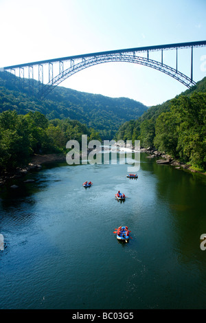 Whitewater chevrons flotter au-dessous de la New River Gorge bridge. Banque D'Images