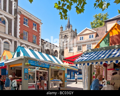 Coin de marché de Norwich montrant St Peter Mancroft église médiévale, étals de marché et les vieux bâtiments Banque D'Images