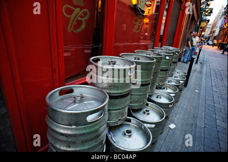 Rangées de fûts de Guinness vides empilées dans une ruelle à l'extérieur d'un pub Dublin République d'Irlande Banque D'Images