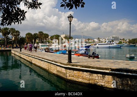 Vue sur le port à la ville de Kos sur l'île grecque de Kos dans le Dodécanèse avec les bateaux de pêche et navires de croisière visible Banque D'Images