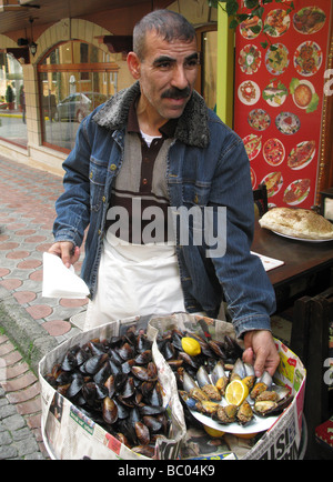 Vendeur de rue, la vente de moules fraîches, Sultanahmet, Istanbul, Turquie. Banque D'Images