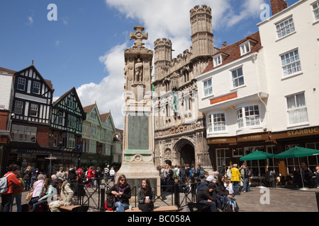 Canterbury Kent England UK Carré Buttermarket War Memorial et Christ Church Gate occupé avec les touristes en centre-ville historique Banque D'Images