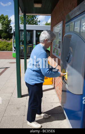 Senior woman acheter un billet à partir d'une machine à la New Dover Road park and ride de bus.Canterbury Kent England UK Europe Banque D'Images