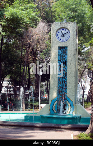 Réveil Art déco dans une fontaine dans le Parque du Mexique, Condesa, Mexico City Banque D'Images