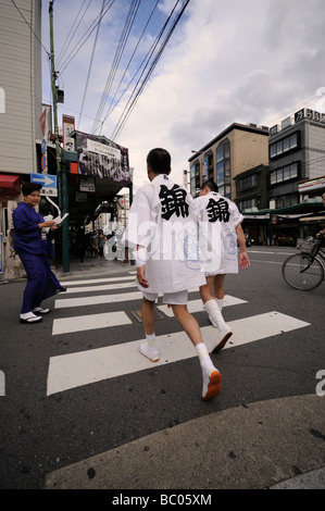 Les transporteurs mikoshi Sanctuaire Shinto Yasaka va pour démarrer la Shinko-sai (Gion Matsuri Défilé du Festival). Le protocole de Kyoto. Kansai. Le Japon Banque D'Images