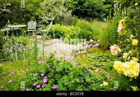 Un coin du jardin à l'amical de la faune des jardins des brindilles de Swindon Wiltshire England UK Banque D'Images