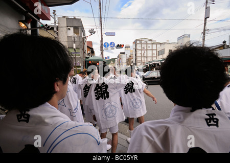 Les transporteurs mikoshi Sanctuaire Shinto Yasaka va pour démarrer la Shinko-sai (Gion Matsuri Défilé du Festival). Le protocole de Kyoto. Kansai. Le Japon Banque D'Images