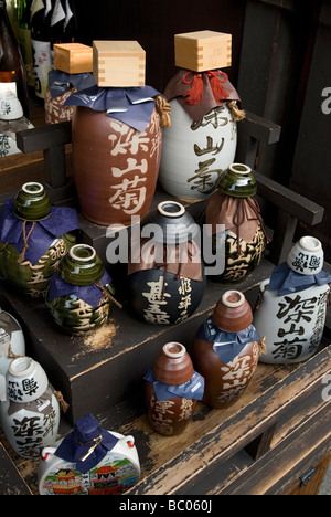 Une collection de vins traditionnels tokkuri ou bien à certaines avec des tasses masu sur l'affichage à un nom unique à Takayama Banque D'Images