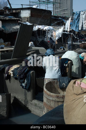 Un travailleur de blanchisserie à l'œuvre dans la chaleur de la blanchisserie de Mumbai Dhobi Ghats ,l'Inde Banque D'Images