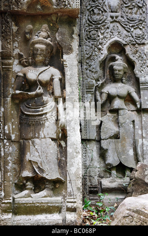 Sculpté en pierre devata statues, 'Beng Mealea temple des ruines, Angkor, Cambodge Banque D'Images