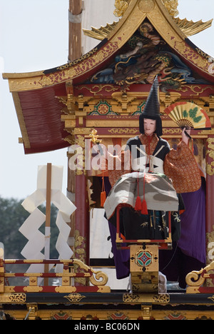 Une marionnette marionnette ou mécanique est situé au sommet d''une flotteur en bois traditionnel au cours de la Fête du Printemps au Japon Takayama Banque D'Images