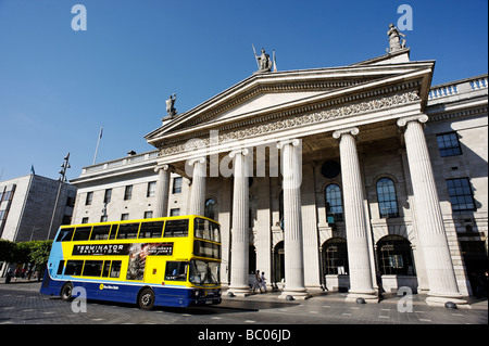 Autobus à deux étages en passant le General Post Office GPO bâtiment sur O'Connell Street Dublin République d'Irlande Banque D'Images