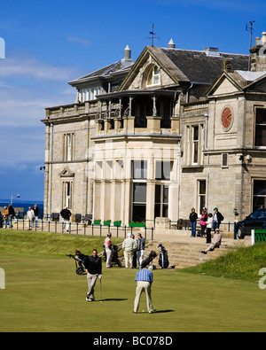 Le 18ème green et Clubhouse sur l'ancien cours de la Royal and Ancient Golf Club, St Andrews, Fife, en Écosse. Banque D'Images