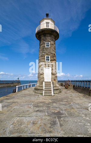 Le phare de la jetée donnant sur la baie de Whitby, Whitby, North Yorkshire, Angleterre Banque D'Images