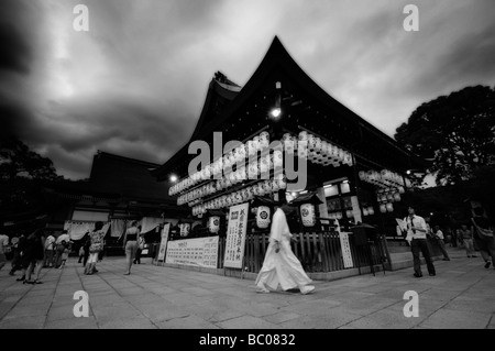 Lanternes de papier japonais sur la scène du temple shintoïste Yasaka au cours de la Gion Matsuri Festival. Le protocole de Kyoto. Région du Kansai. Le Japon Banque D'Images