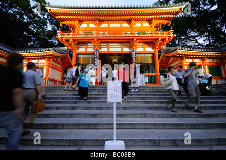 Entrée du temple shintoïste Yasaka de Shijo Dori Shijo (rue), au cours de l'Gion Matsuri Festival. Le protocole de Kyoto. Kansai. Le Japon Banque D'Images