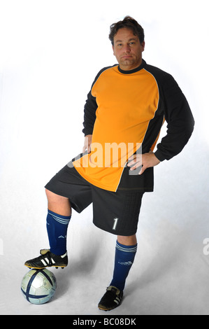 Bon à Soccer ou gardien de football est posé pour un Studio Photo Shot Banque D'Images