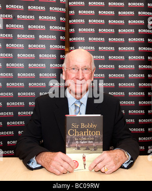 L'Angleterre et Manchester United Sir Bobby Charlton légende du football lors d'une séance de signature pour son autobiographie récemment publié Banque D'Images