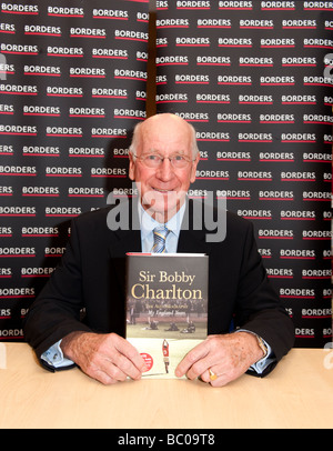 L'Angleterre et Manchester United Sir Bobby Charlton légende du football lors d'une séance de signature pour son autobiographie récemment publié Banque D'Images