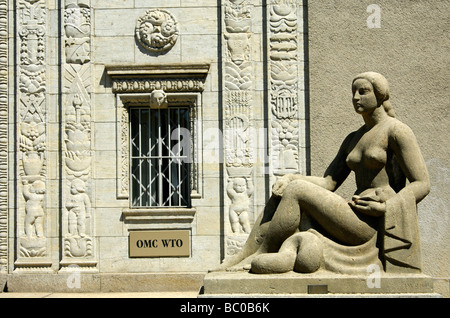 Statue de femme à l'entrée du Centre William Rappard, siège de l'Organisation mondiale du commerce, Genève, Suisse Banque D'Images