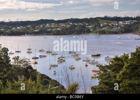 Bateaux au mouillage dans le chenal de Veronica à Opua, Northland, Nouvelle-Zélande Banque D'Images