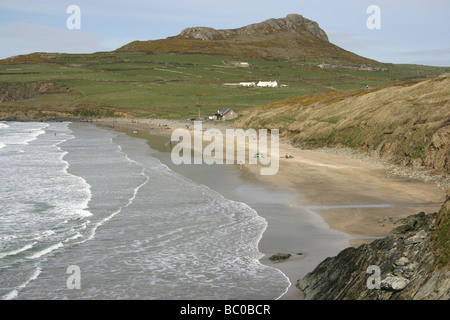 Whitesands Bay de, au Pays de Galles. Vue aérienne des vagues se brisant sur doucement Whitesands bay beach. Carn Llidi est dans l'arrière-plan. Banque D'Images