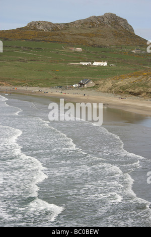 Whitesands Bay de, au Pays de Galles. Vue aérienne des vagues se brisant sur doucement Whitesands bay beach. Carn Llidi est dans l'arrière-plan. Banque D'Images