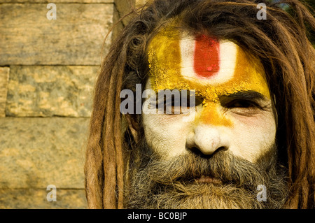 Dans l'ancien temple de Pashupatinath saddhu hindou, Katmandou, Népal, Asie Banque D'Images