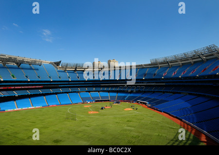 Le Centre Rogers de Toronto Skydome green field et stade vide sièges avec toit ouvert la préparation pour un match de baseball Banque D'Images