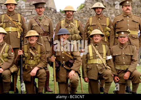 1ère Guerre Mondiale 1 Reconstitution des simples soldats et des officiers militaires soldat uniforme kaki des uniformes militaires britanniques Banque D'Images