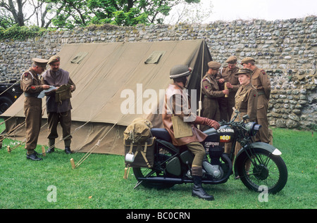 2e guerre mondiale 2 campement militaire reconstitution historique de l'armée britannique uniforme kaki des soldats tente moto 1940 Banque D'Images