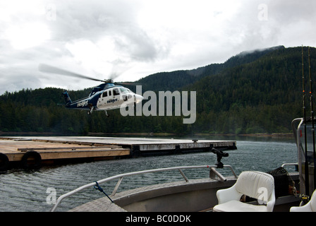 Long Ranger Bell hélicoptère décollant de Haida Gwaii dock station de pêche Banque D'Images