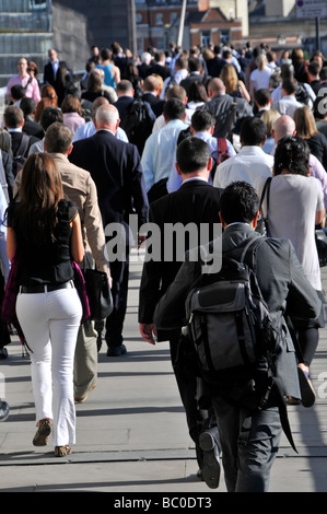 La plupart du temps, les employés des bureaux de la ville traversent le pont en direction de la gare de London Bridge pendant l'heure de pointe de la soirée, Angleterre, Royaume-Uni Banque D'Images