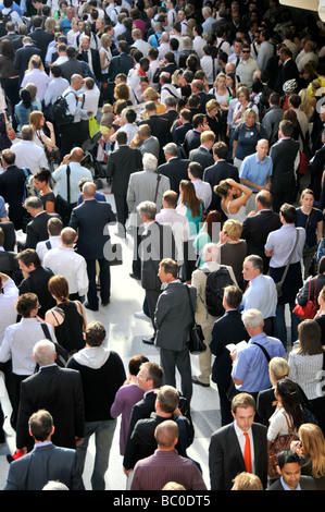 Foule de gens de la gare de Liverpool Street, les employés de bureau les banlieusards souffrent voyageant chaos & perturbations sur la fin de parcours retardé accueil England UK Banque D'Images