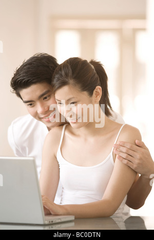 Young Couple with laptop Banque D'Images