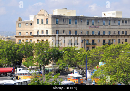 La Valette, MALTE. Le Meridien Phoenicia Hotel et la gare routière centrale. Banque D'Images