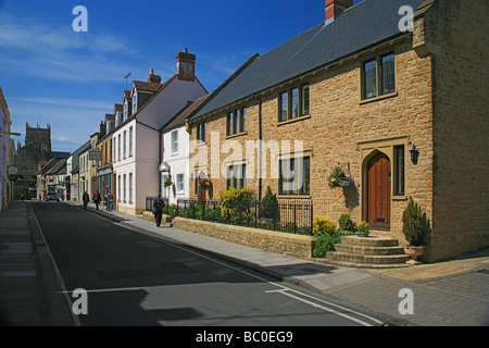 Recherche le long de la rue longue vers l'abbaye de Sherborne, Dorset, England, UK Banque D'Images