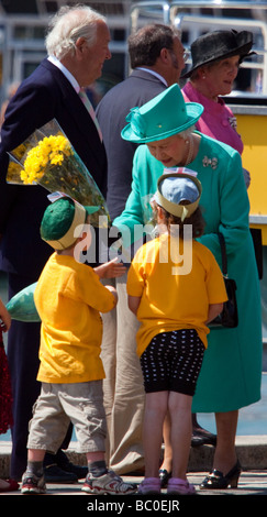 La Reine Elizabeth II accepte un bouquet de fleurs à partir de deux enfants à Weymouth le 11 juin 2009 Banque D'Images