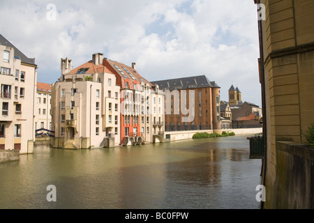 Metz Lorraine France à l'UE le long de la Moselle, bordée de maisons colorées Banque D'Images