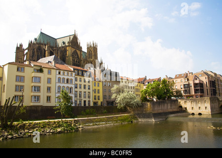 Metz Lorraine France UE à l'ensemble de la Moselle vers bâtiments colorés et cathédrale St Etienne Banque D'Images